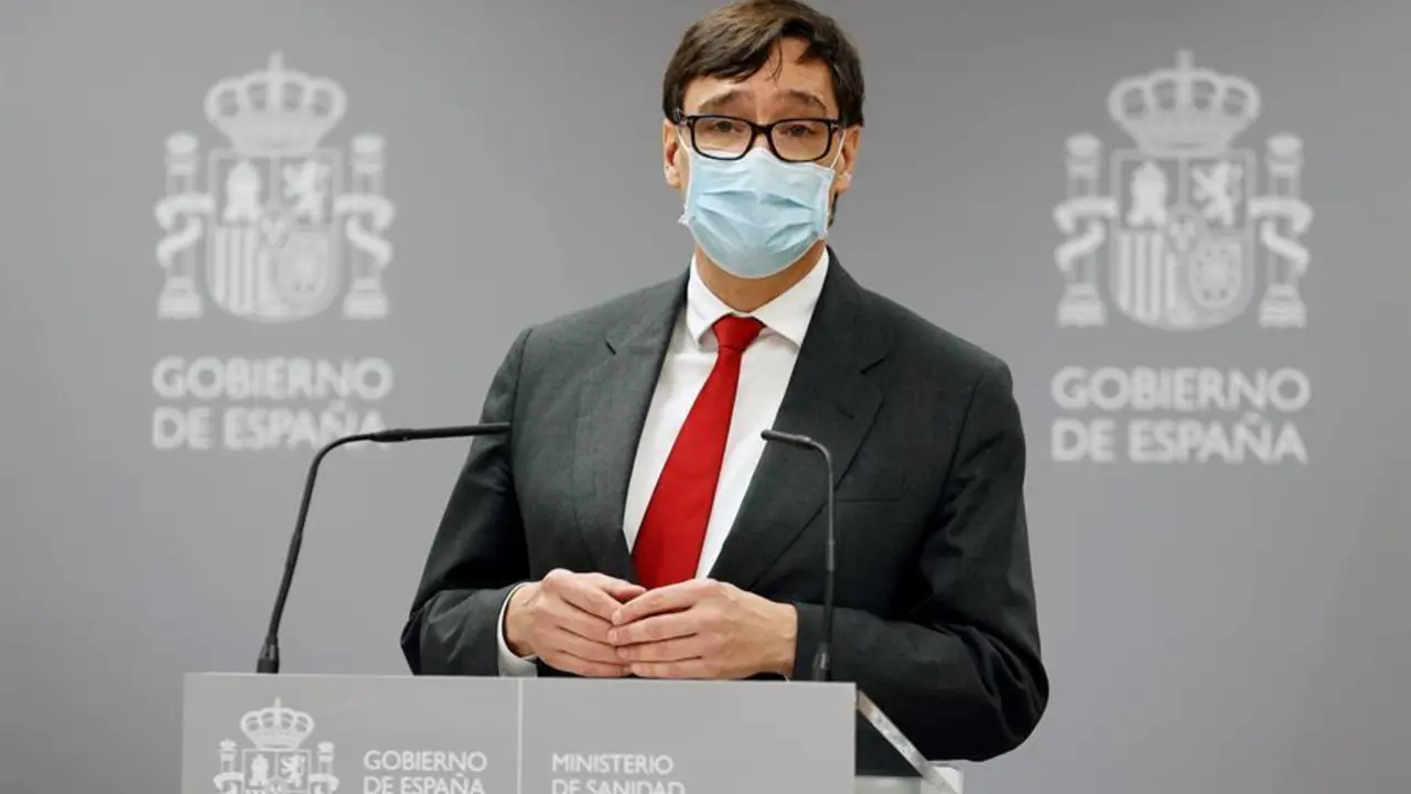 El exministro de Sanidad Salvador Illa (c), pronuncia un discurso durante la ceremonia de traspaso de la cartera a la nueva ministra de Sanidad, Carolina Darias, este mi&eacute;rcoles, en el Ministerio de Sanidad. EFE/Chema Moya POOL