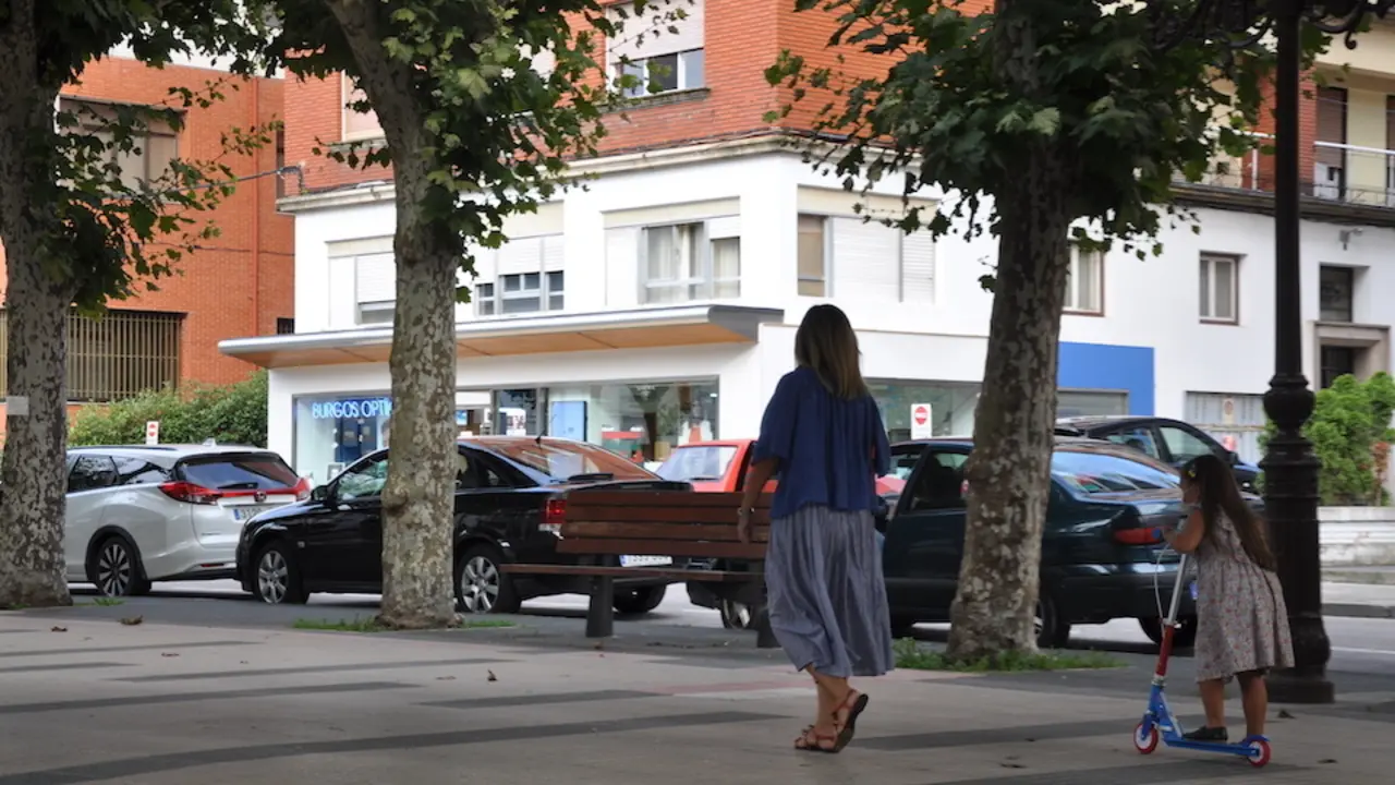 Una madre y su hija pasean por la Avenida de Espa&ntilde;a en Torrelavega. / ALERTA