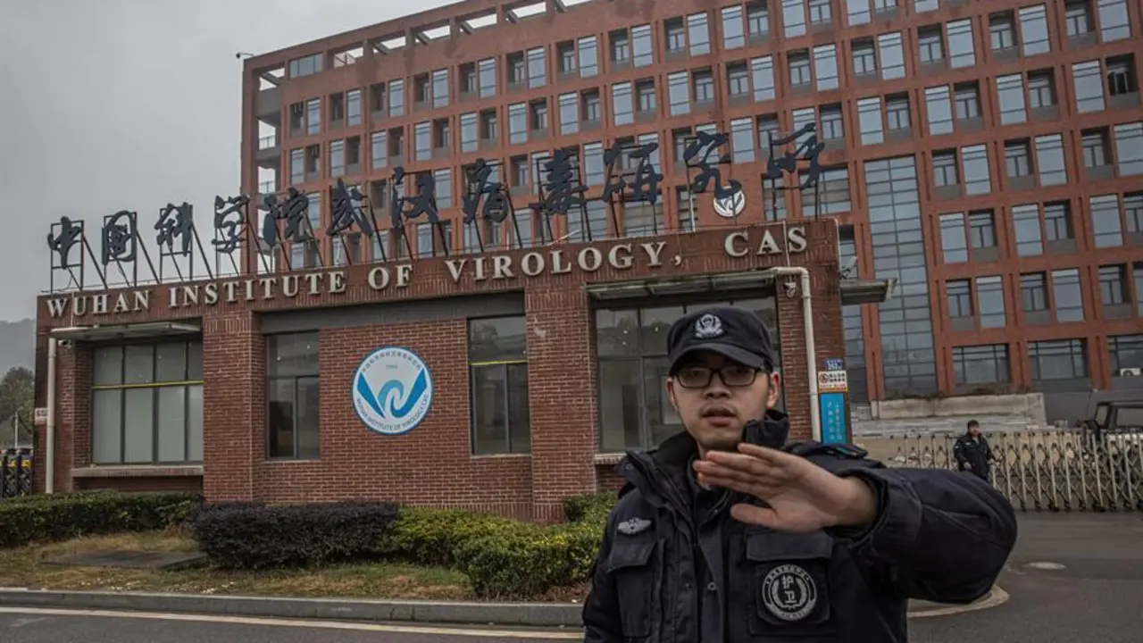 Un agente de seguridad impide tomar im&aacute;genes en el exterior del Instituto de Virolog&iacute;a de Wuhan, China. EFE/EPA/ROMAN PILIPEY