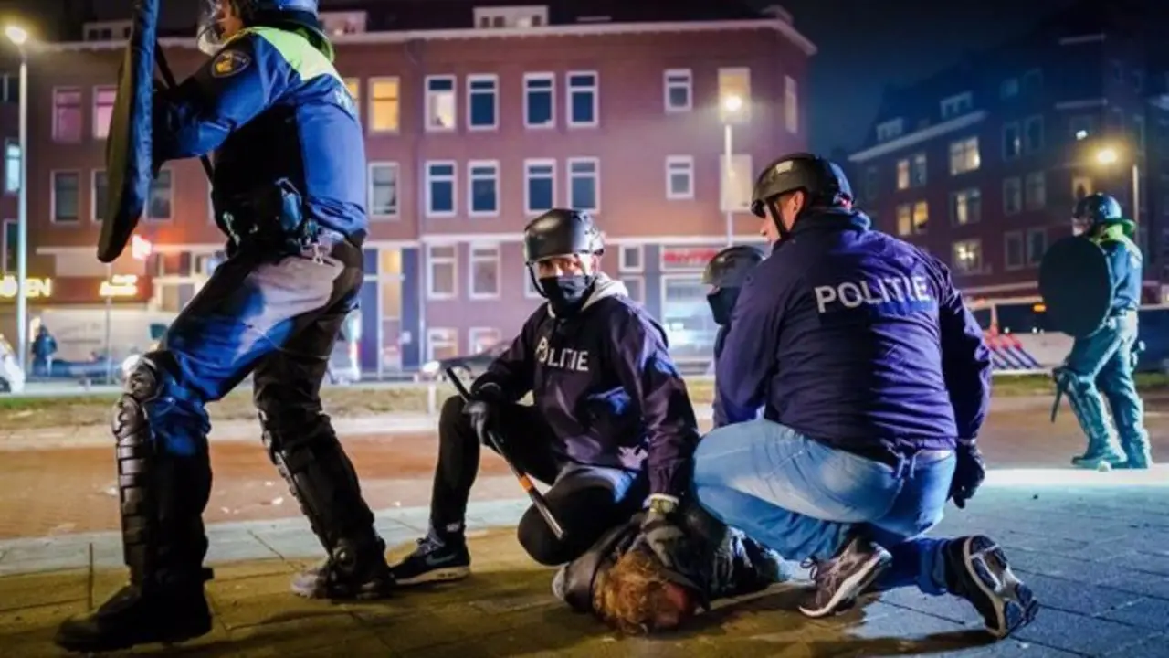 Momento de la detenci&oacute;n de una persona en los Pa&iacute;ses Bajos.