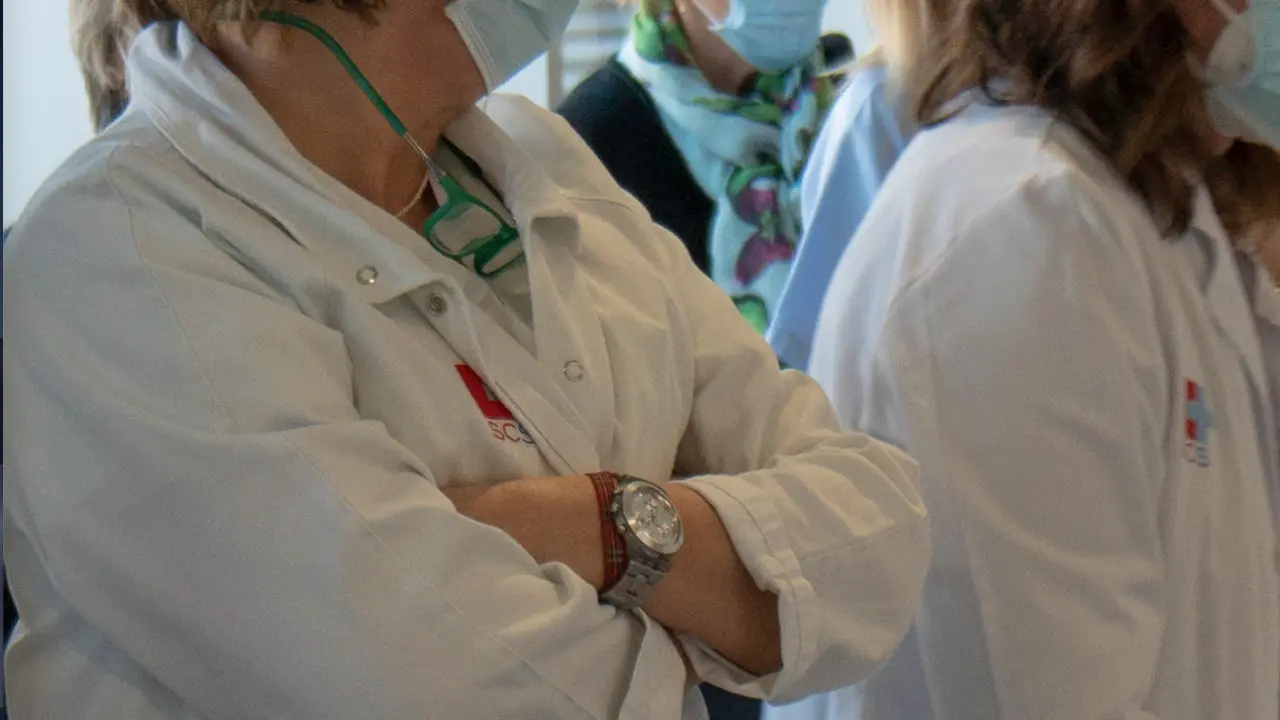 Una sanitaria del SCS espera para ser vacunada. / ALERTA
