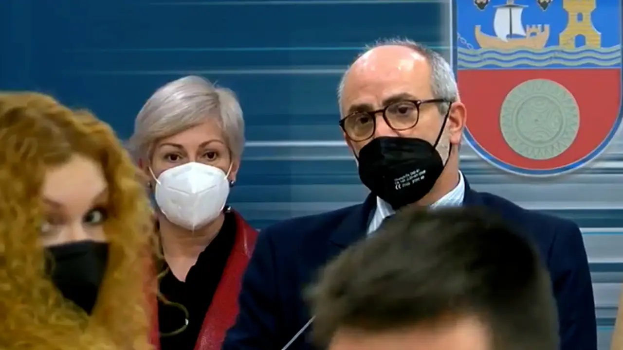 El consejero de Sanidad, Miguel Rodr&iacute;guez, y detr&aacute;s la alcaldesa de Polanco, Rosa D&iacute;az durante la rueda de prensa de ayer. / ALERTA