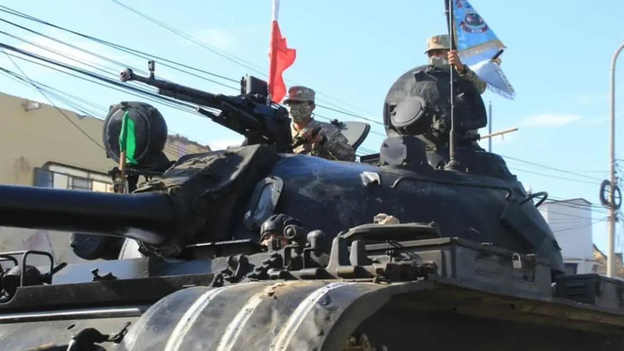 Unidades blindadas del Ej&eacute;rcito del Per&uacute; que se dirigen a la frontera con Ecuador en apoyo a la Polic&iacute;a Nacional. EFE/ Andina