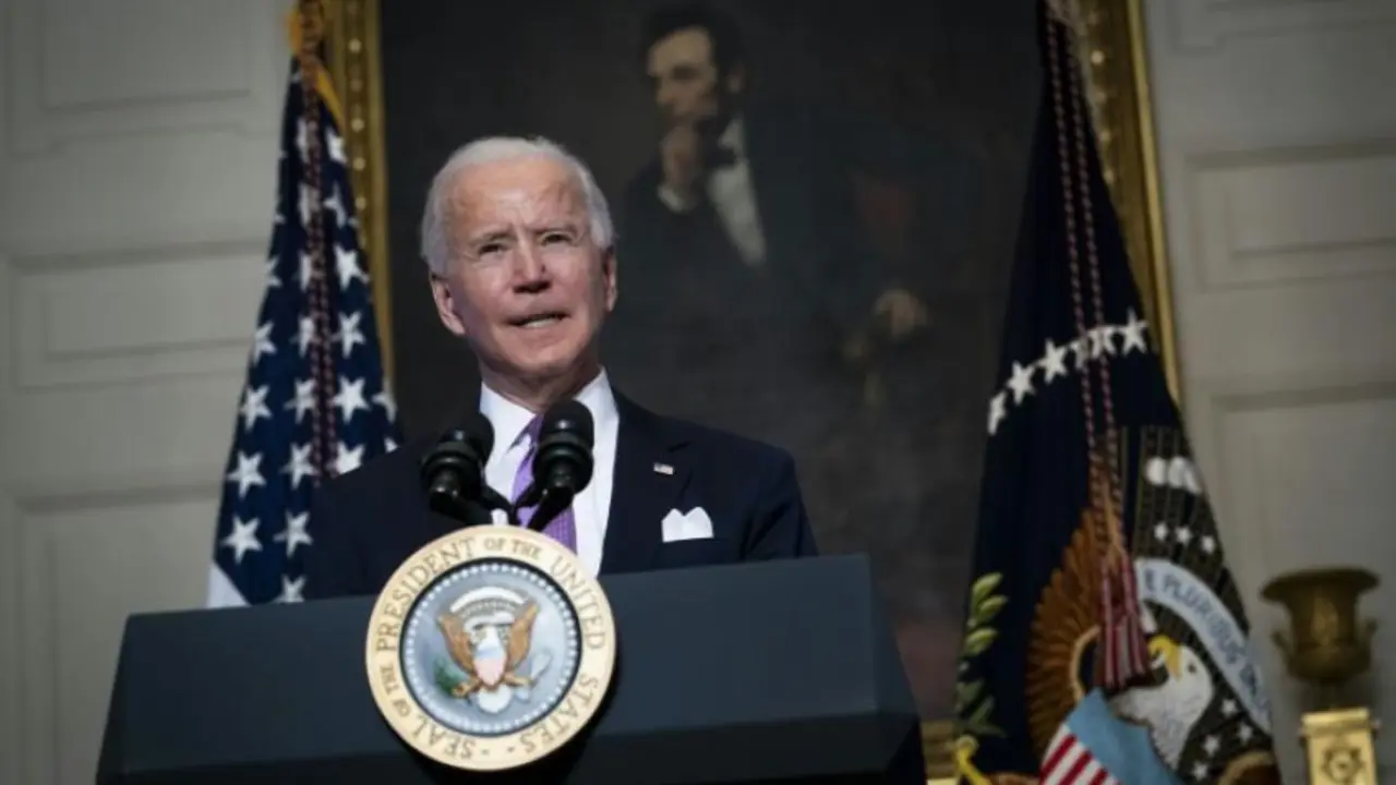 El presidente de Estados Unidos, Joe Biden (i), fue registrado este mi&eacute;rcoles al fimar una orden ejecutiva que contiene su plan para enfrentar la crisis clim&aacute;tica. EFE/ Anna Moneymaker