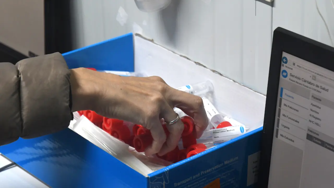 Una tecnico sanitario recoge los recipientes que utiliza para las muestras de analizar en el puerto de cribaje para la detecci&oacute;n del virus en Santander. / HARDY