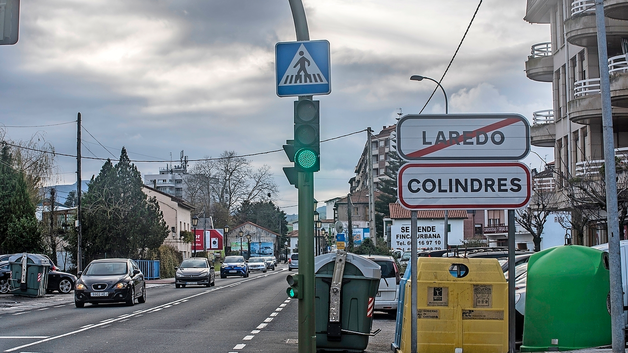 Cartel que marca el l&iacute;mite entre Laredo y Colindres en la antigua carretera nacional. / Tono Reguera