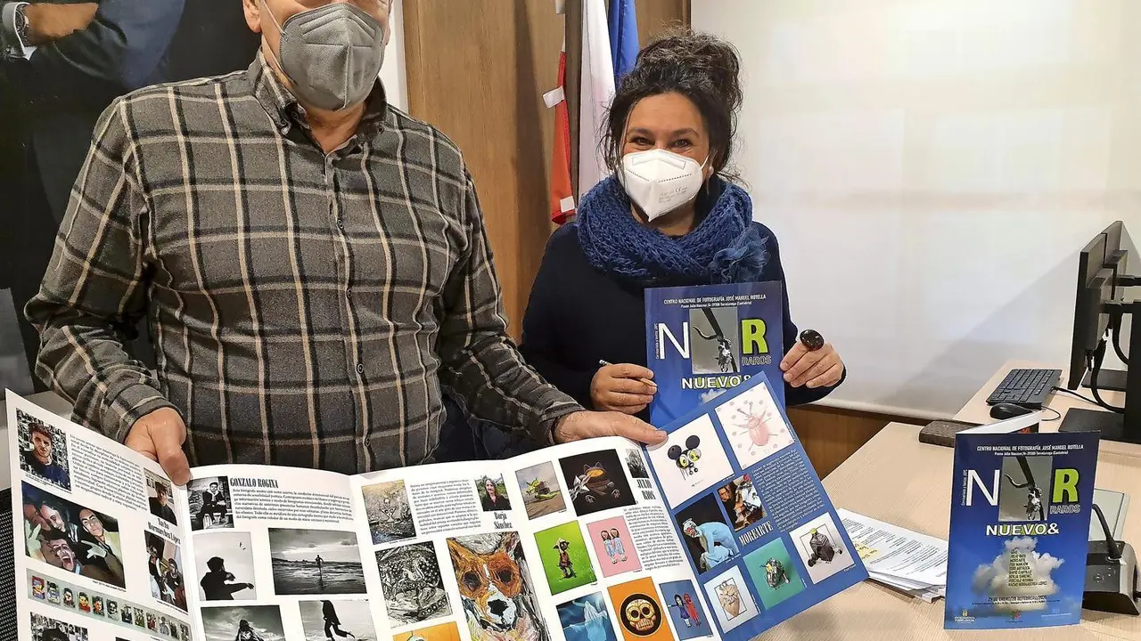 Jos&eacute; Alberto P&eacute;rez Casta&ntilde;os y Esther V&eacute;lez en la presentaci&oacute;n de la exposici&oacute;n. / ALERTA