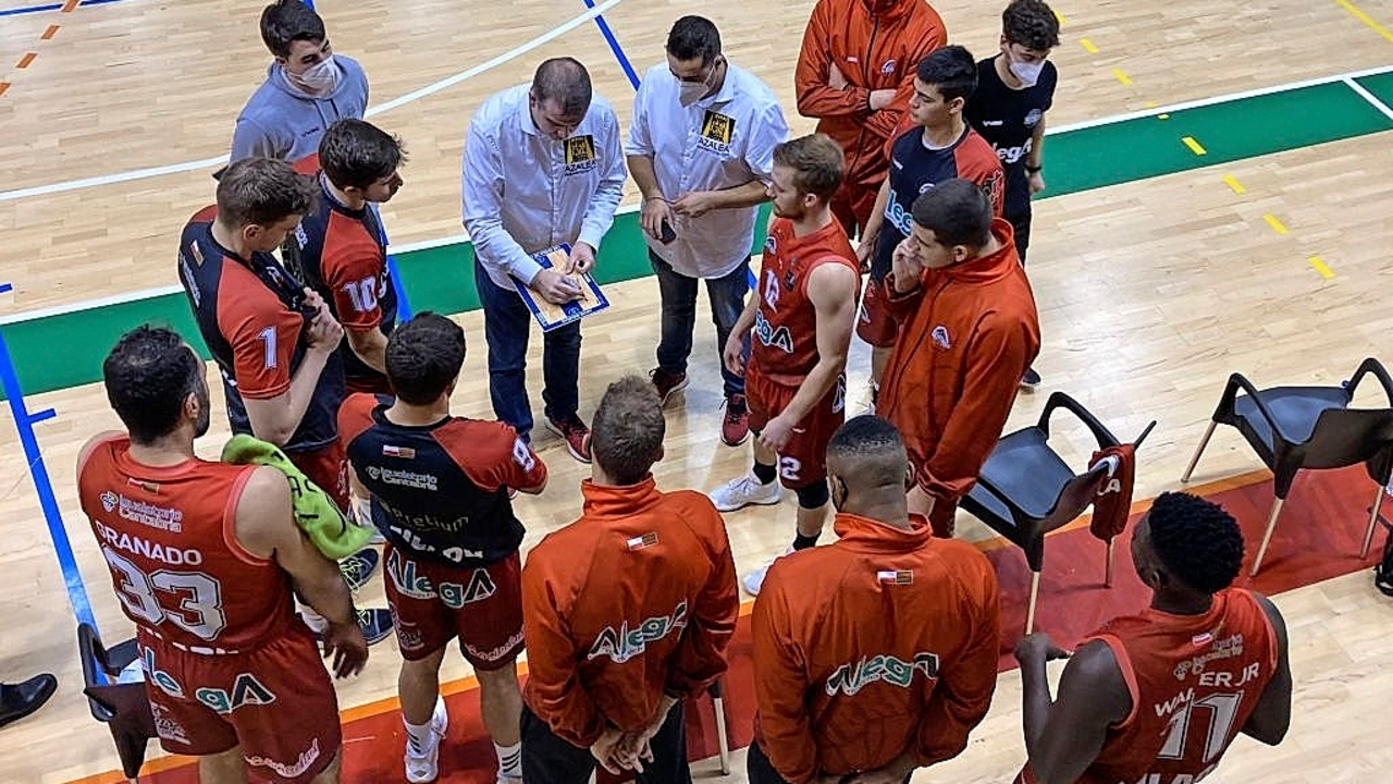 David Mangas da instrucciones a sus jugadores. / Barrete
