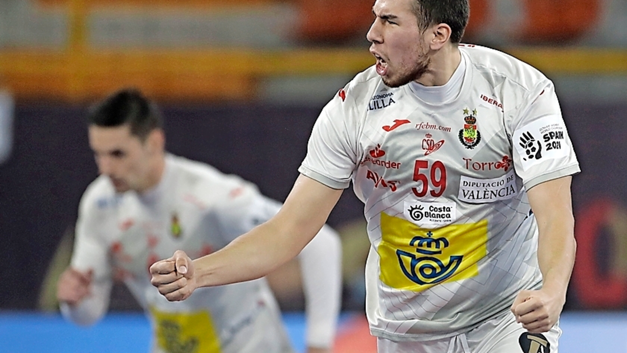 Dani Dujshebaev celebrando uno de sus goles, ayer en el partido ante Noruega. / EFE
