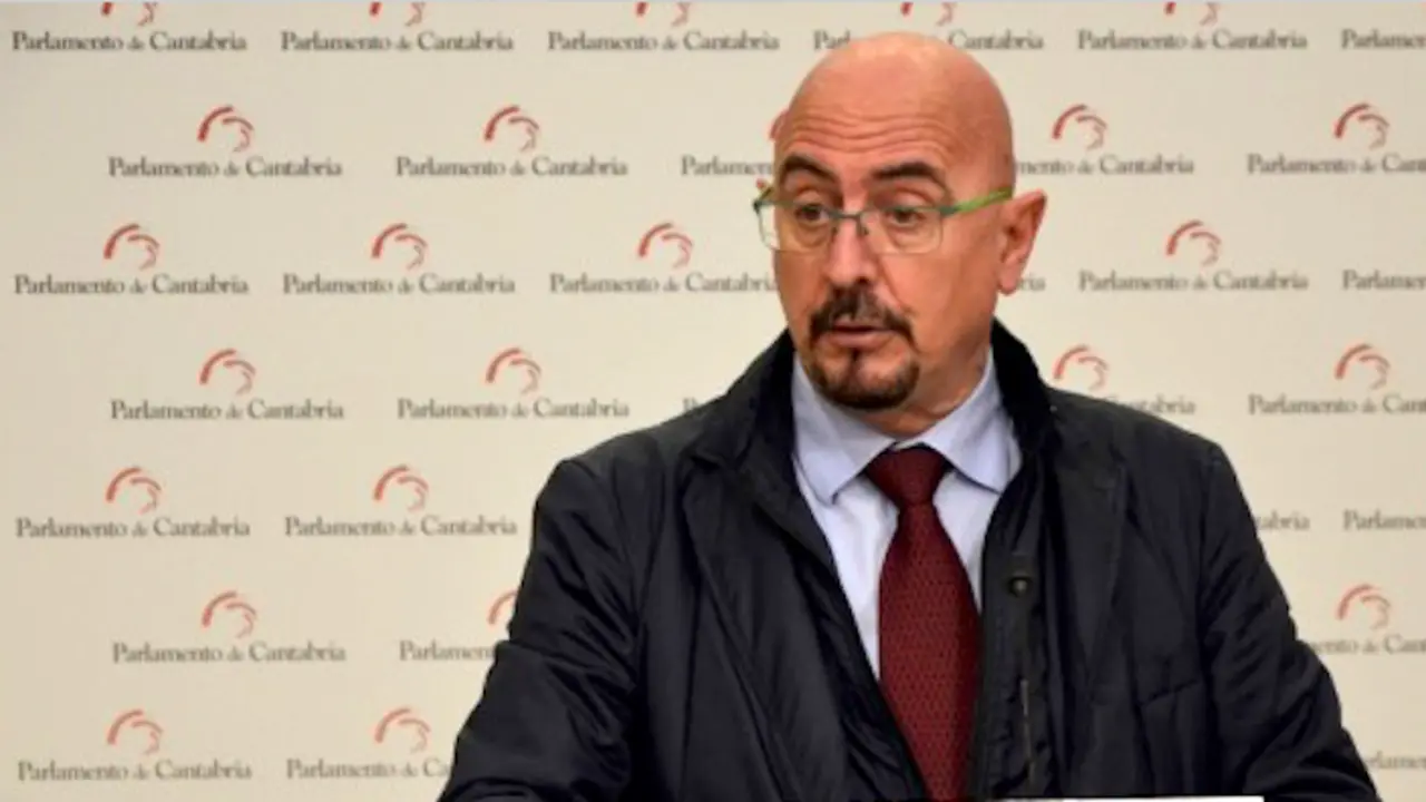 El diputado César Pascual en el Parlamento de Cantabria. / ALERTA
