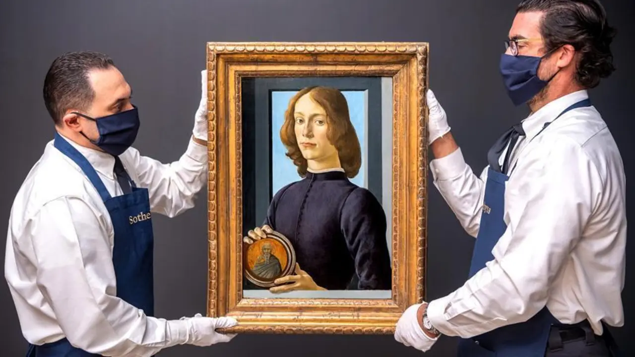 Fotograf&iacute;a cedida por Sotheby's donde aparecen dos de sus empleados mientras disponen la obra "Young Man Holding a Roundel" (Hombre joven sujetando un medall&oacute;n) pintada por el italiano Sandro Botticelli que fue vendida hoy, por 92,1 millones de d&oacute;lares en una subasta celebrada en la sede neoyorquina de esta casa. El cuadro, de unos 540 a&ntilde;os de antig&uuml;edad, es s&oacute;lo uno de tres retratos pintados por Botticelli que permanecen en manos privadas, y pese a sus m&aacute;s de 5 siglos de vida, se encuentra en muy buenas condiciones. EFE/ Julian Cassady Sotheby's SOLO USO EDITORIAL NO VENTAS CR&Eacute;DITO OBLIGATORIO