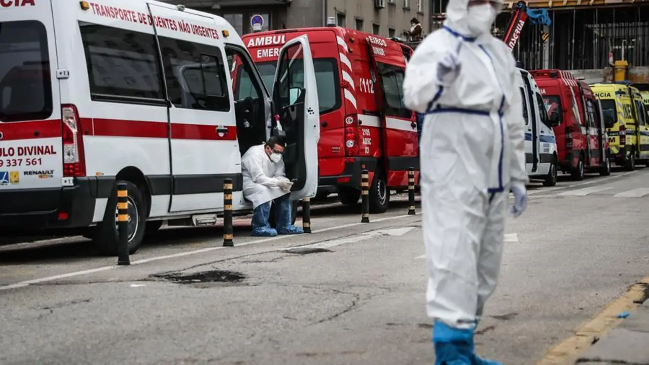 Decenas de ambulancias con pacientes esperan en el exterior del Hospital Santa Mar&iacute;a de Lisboa para dejar a los pacientes en las urgencias del hospital, Lisboa, Portugal, 28 de enero de 2021. El Centro Hospitalar Lisboa Norte (CHLN) denuncia que este servicio de urgencias del Hospital Santa Mar&iacute;a "ha registrado picos de afluencia", que "casi la mitad de los usuarios son trasladados en ambulancia". (Lisboa) EFE/EPA/MARIO CRUZ
