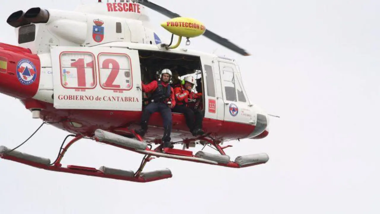 El helic&oacute;ptero del Gobierno de Cantabria rescata a dos j&oacute;venes en los acantilados de Tagle.
