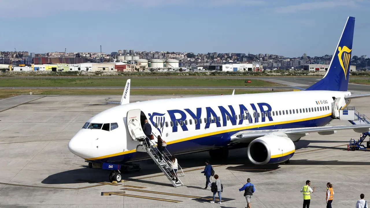 Avi&oacute;n Ryanair en el aeropuerto Seve Ballesteros de Santander. / AEE