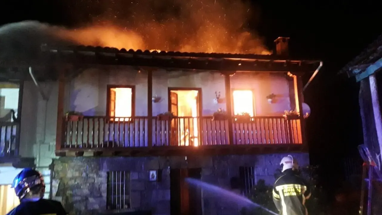 Incendio vivienda en Lloreda, Santa María Cayón.