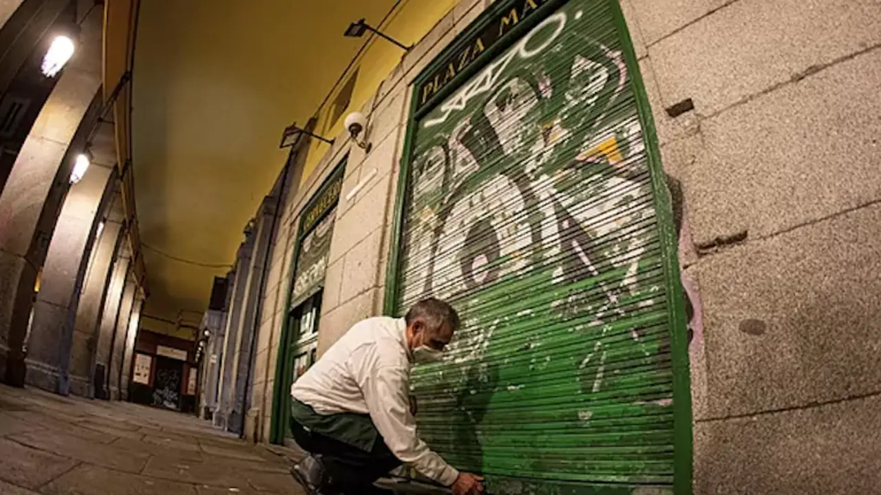 Cierre de un bar en la Plaza Mayor de Madrid. EFE