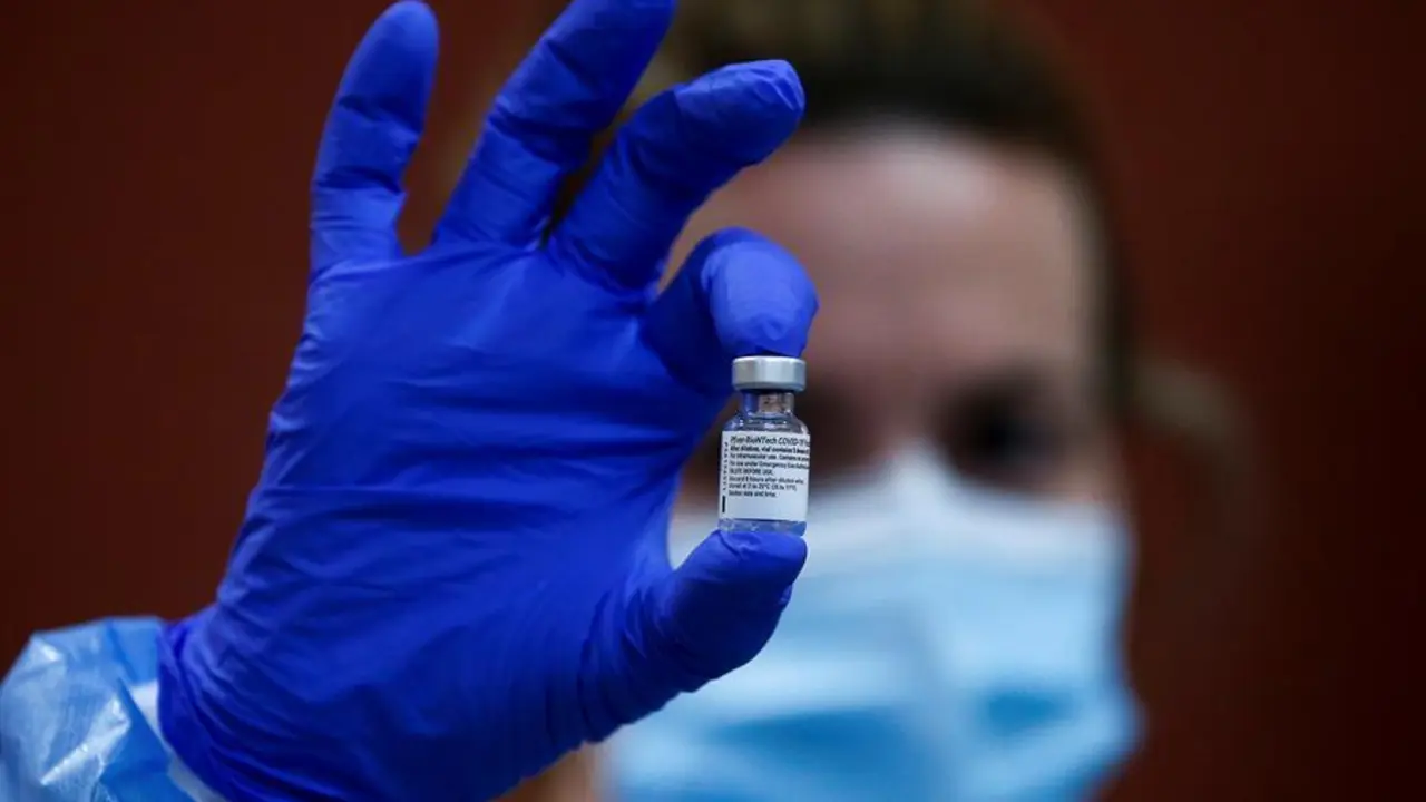 Personal sanitario prepara una vacuna de Pfizer. EFE/Quique Garcia/Archivo