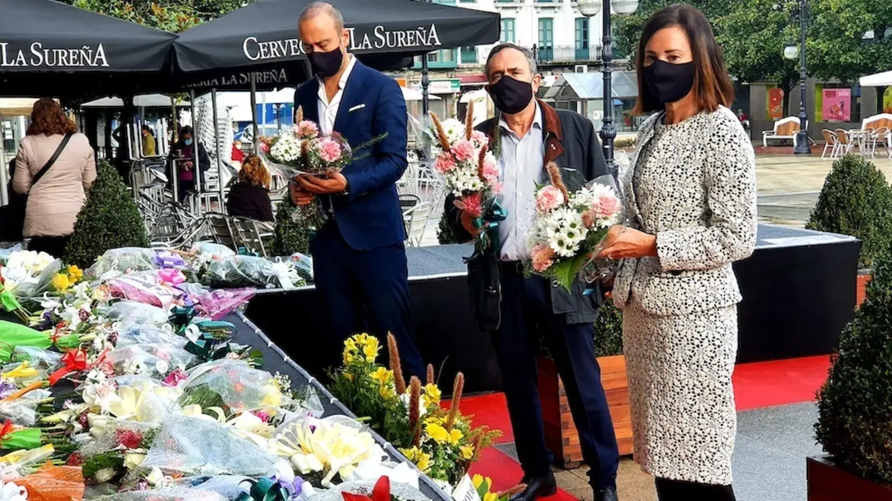 El alcalde, Javier L&oacute;pez Estrada; el primer teniente de alcalde, Jos&eacute; Manuel Cruz Viadero; y la portavoz del PP, Marta Fern&aacute;ndez Teijeiro; han participado en la ofrenda floral.