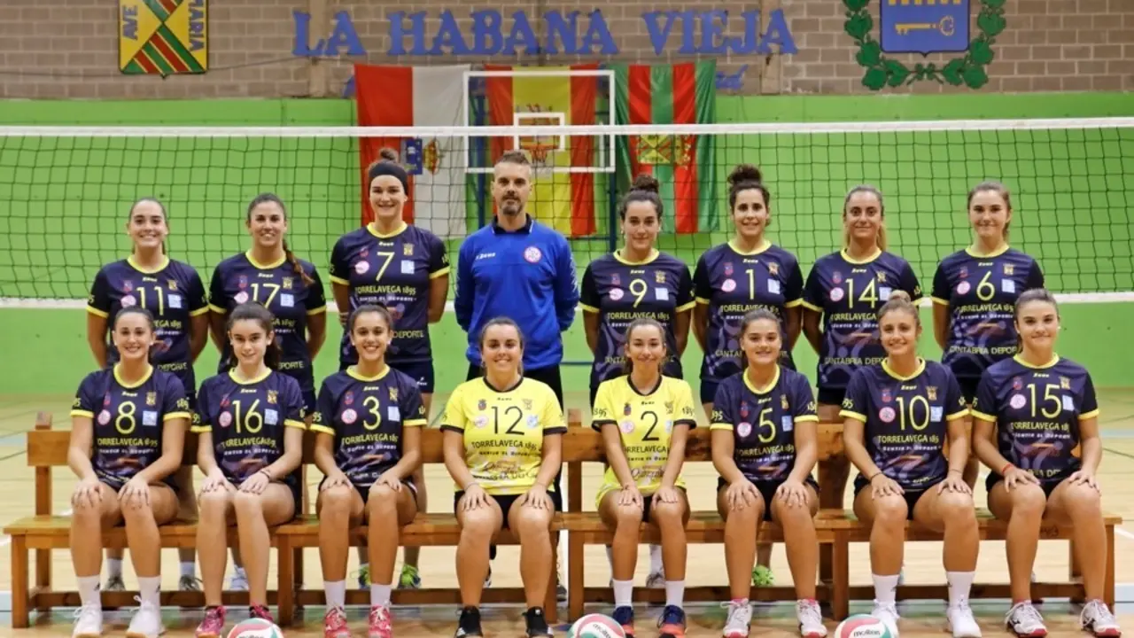 Foto de familia del equipo Voleibol Torrelavega 1895. / ALERTA