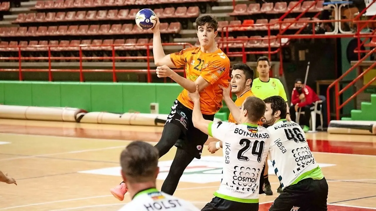 Daniel Serrano se eleva sobre la defensa rival. / Sa&uacute;l Ceballos