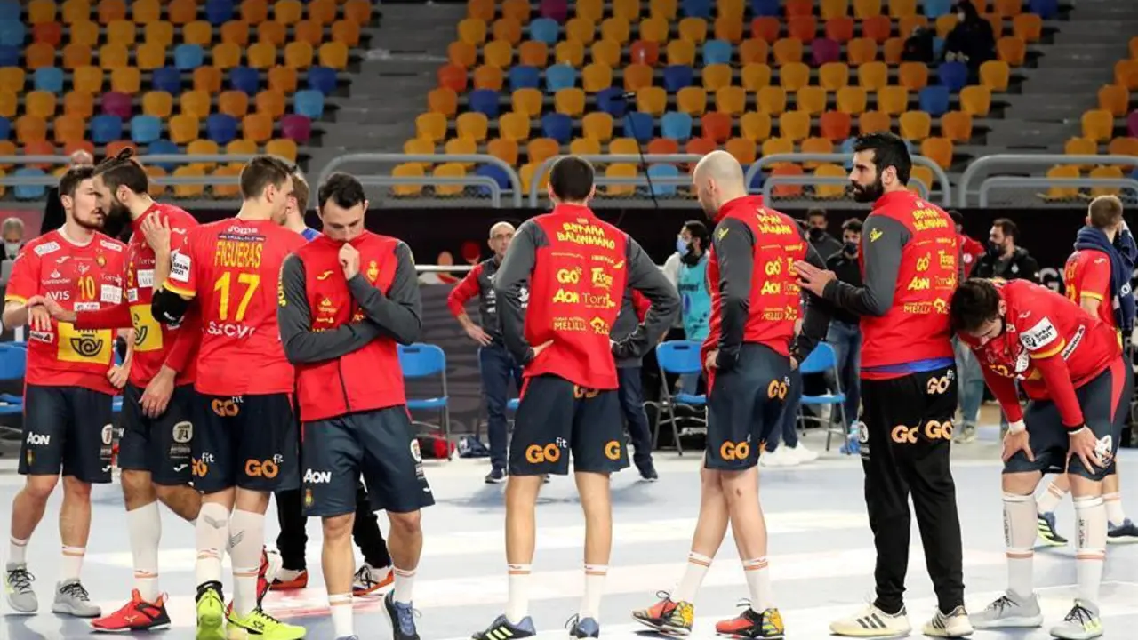 Los jugadores de la selecci&oacute;n espa&ntilde;ola tras el partido. / EFE