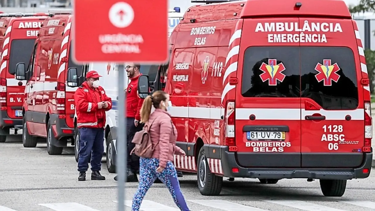 Una cola de ambulancias a la espera de poder entrar en el hospital Santa Mar&iacute;a en Lisboa. / TIAGO PETINGA