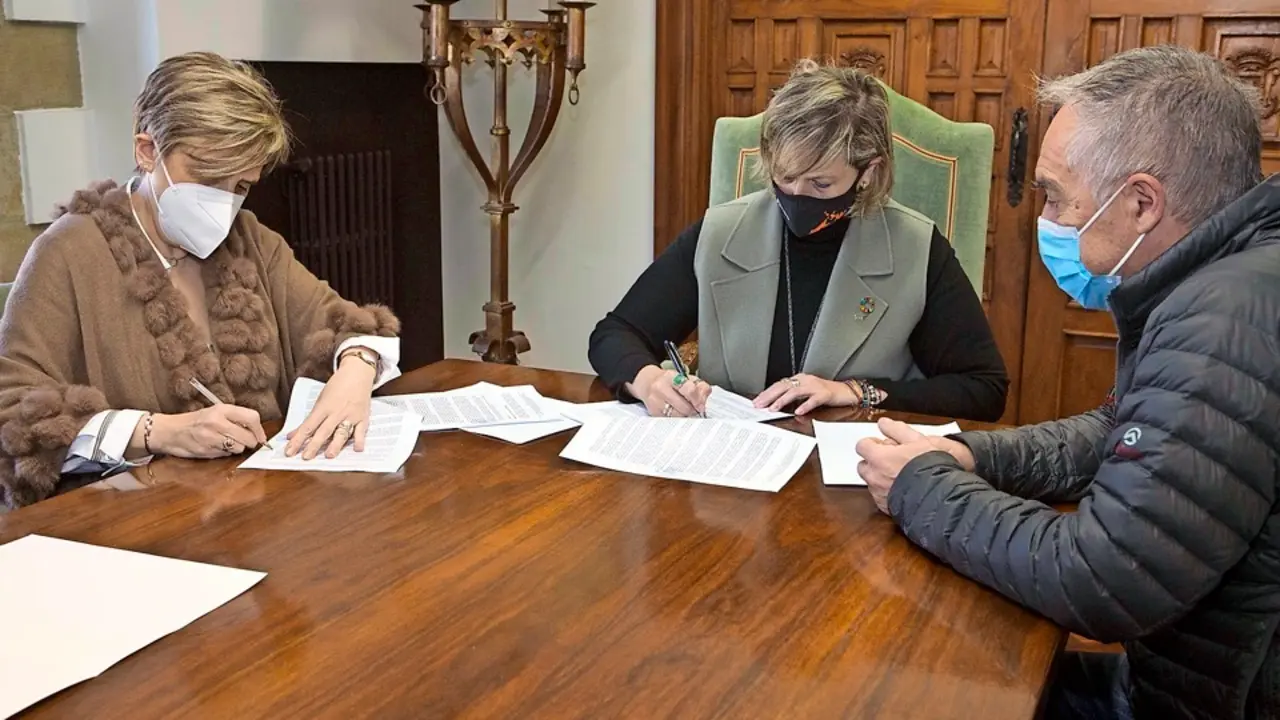 Un momento de la firma del convenio. / Alberto G. ib&aacute;&ntilde;ez