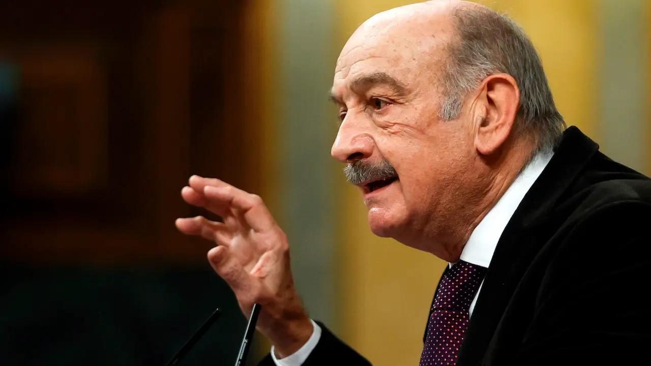 El diputado del Partido Regionalista de Cantabria Jos&eacute; Mar&iacute;a Maz&oacute;n interviene este jueves en el pleno que se celebra en el Congreso de los Diputados. El pleno del Consejo General del Poder Judicial (CGPJ) ha aprobado este jueves con amplio consenso siete nuevos nombramientos de cargos judiciales, poco antes de que el pleno del Congreso debata la reforma impulsada por PSOE y Unidas Podemos para quitarle esa competencia cuando est&eacute; en funciones. EFE/ Mariscal