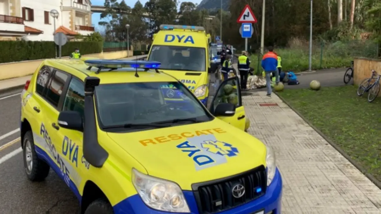 Las ambulancias de la DYA socorriendo a los cicilstas. / DYA