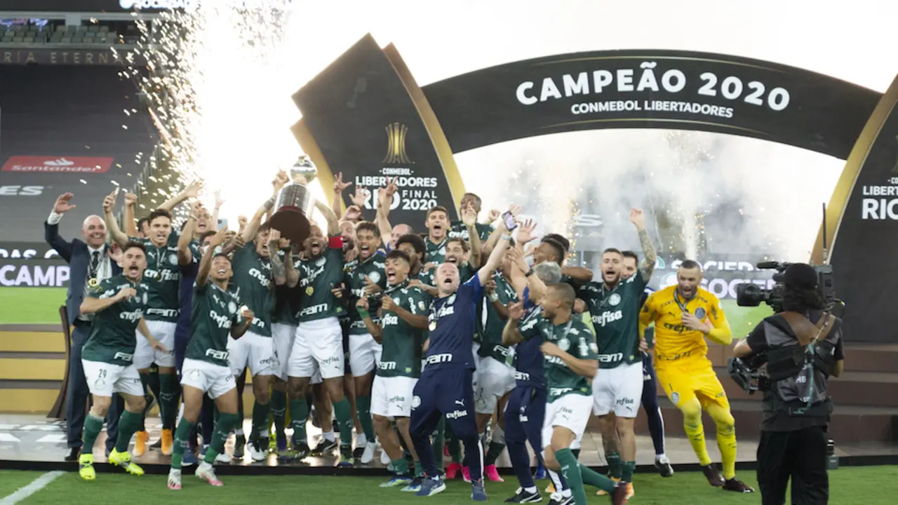 La plantilla del Palmeiras celebra el t&iacute;tulo. / E. PRESS