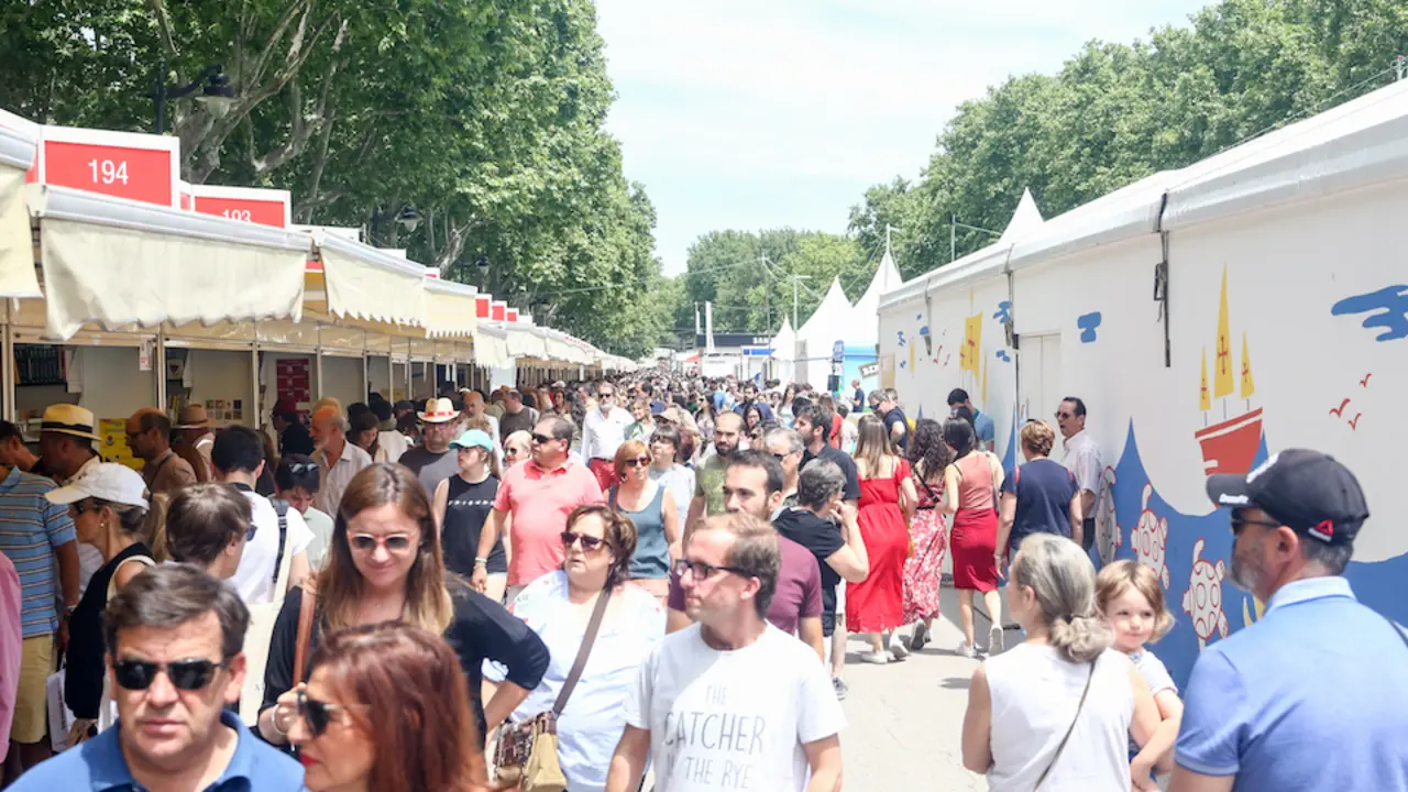 Visitantes paseando por la Feria del Libro de Madrid en junio de 2019. / E. PRESS