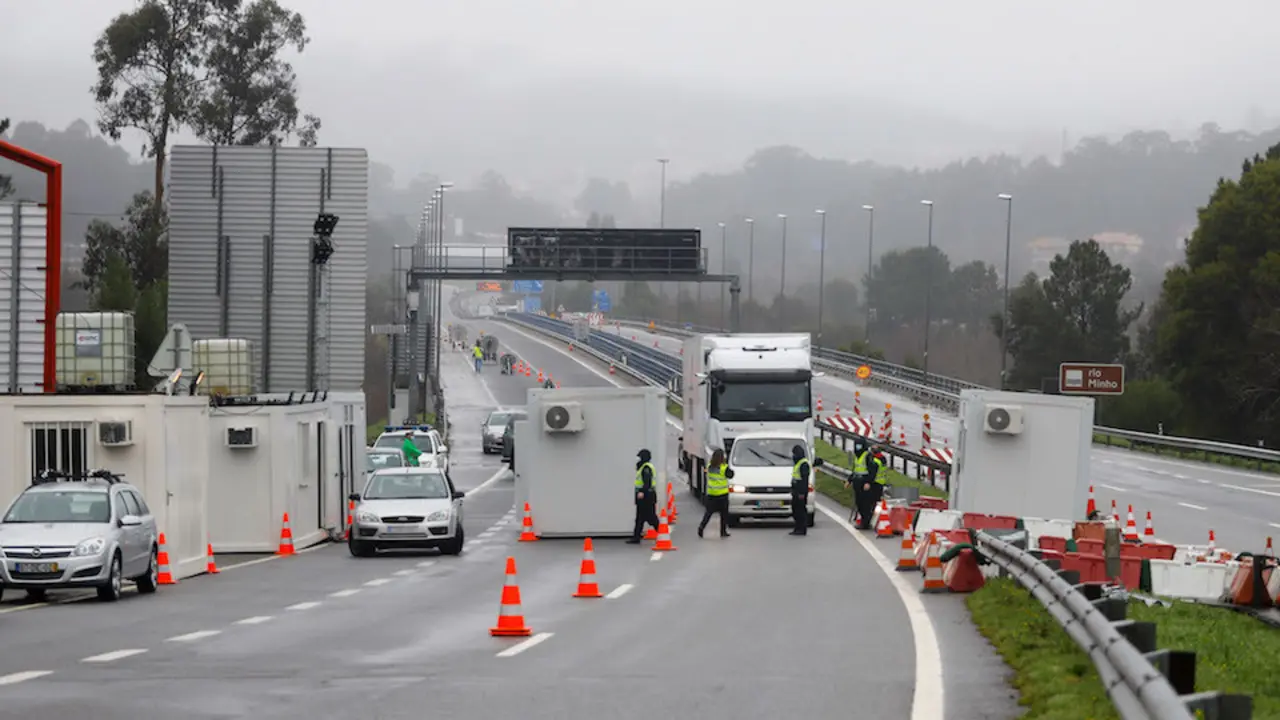 Control policial en la frontera del Puente Internacional Tui-Valen&ccedil;a, en Pontevedra, Galicia. / E. PRESS