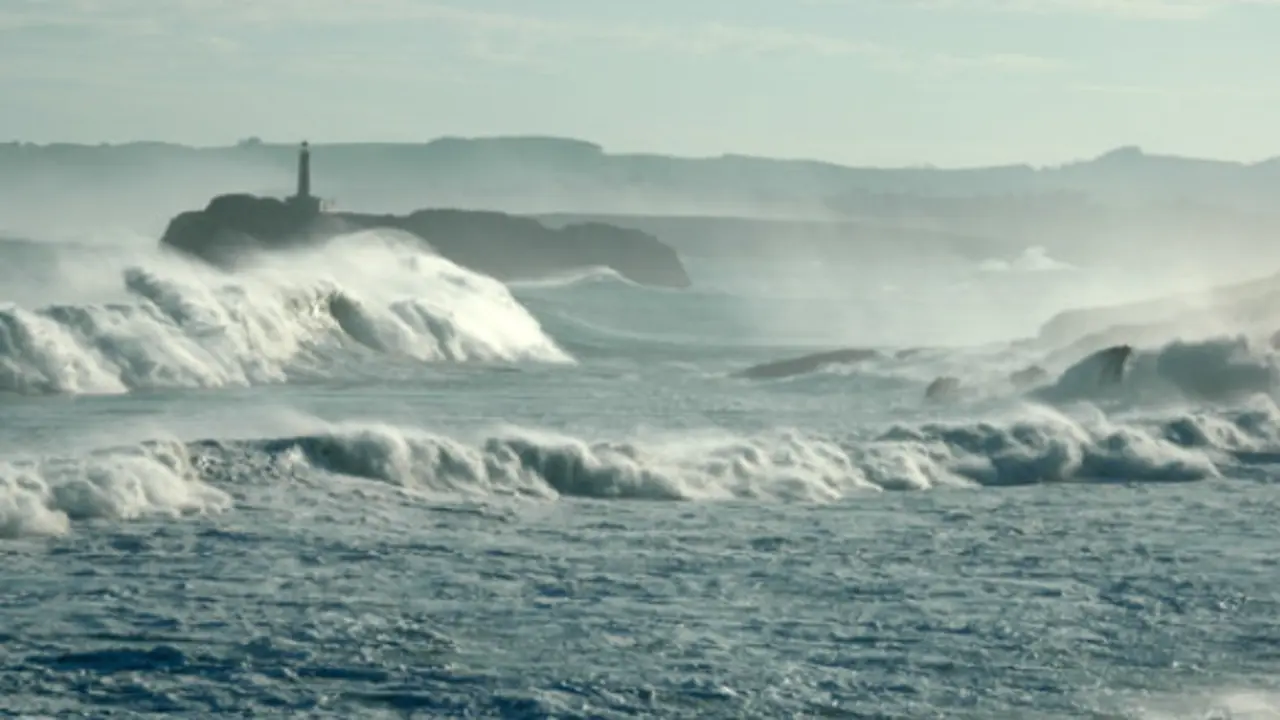 Las olas superan los 9 metros en Santander.