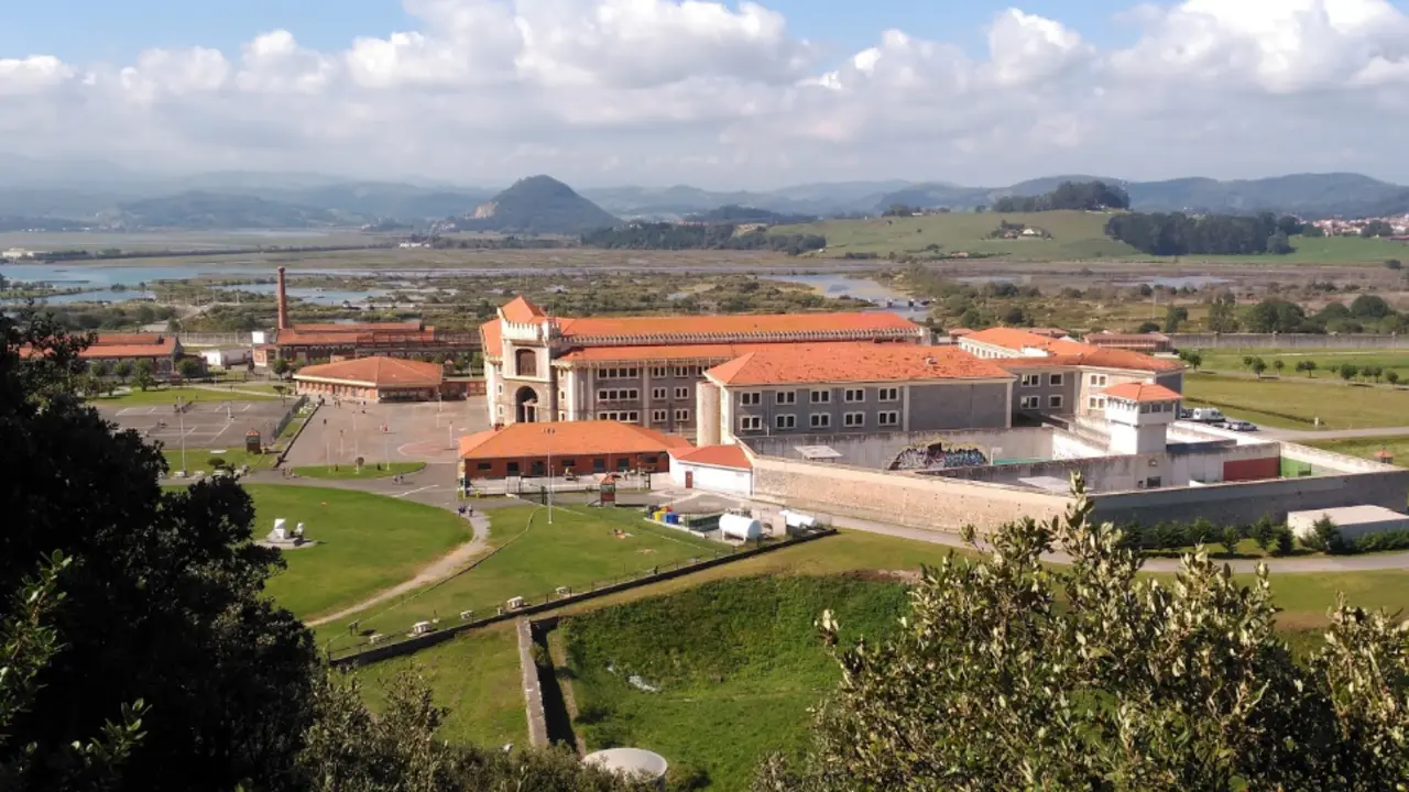 Imagen del penal de El Dueso en Santo&ntilde;a. / Alerta