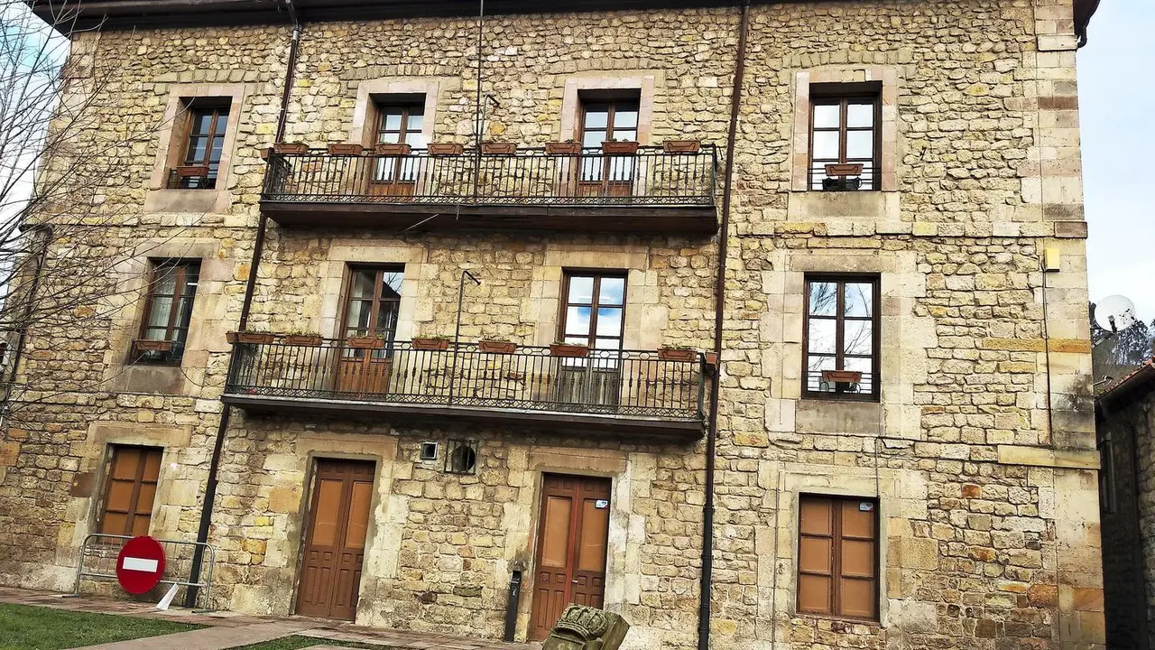 Fachada del edificio consistorial. / A. del Saja