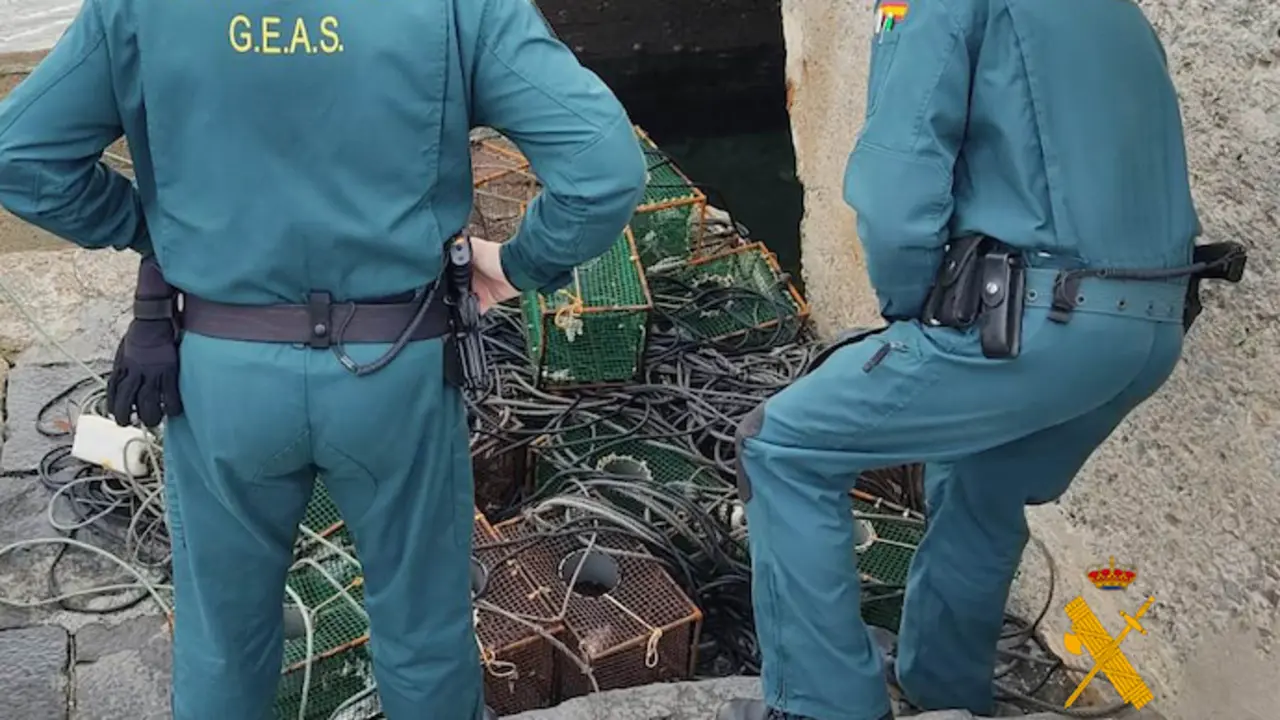 La Guardia Civil junto con las nasas incautadas. / OPC