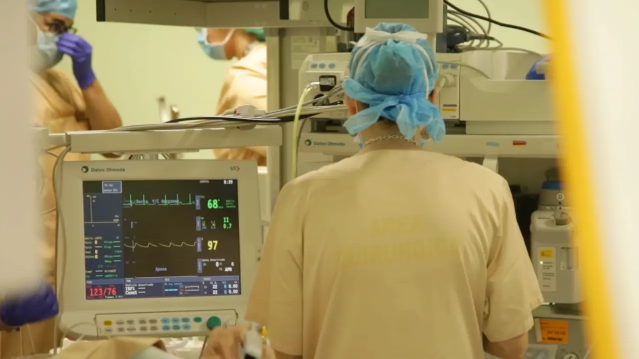 Varios sanitarios atienden a un paciente en el Hospital Marqu&eacute;s de Valdecilla. / TREVOL