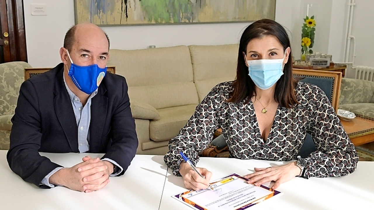 La alcaldesa Gema Igual firmando los diplomas. / ALERTA
