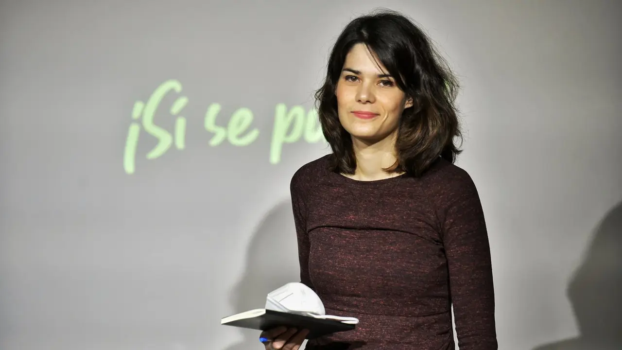 La portavoz de Podemos, Isa Serra, ofrece una rueda de prensa en la sede del partido.