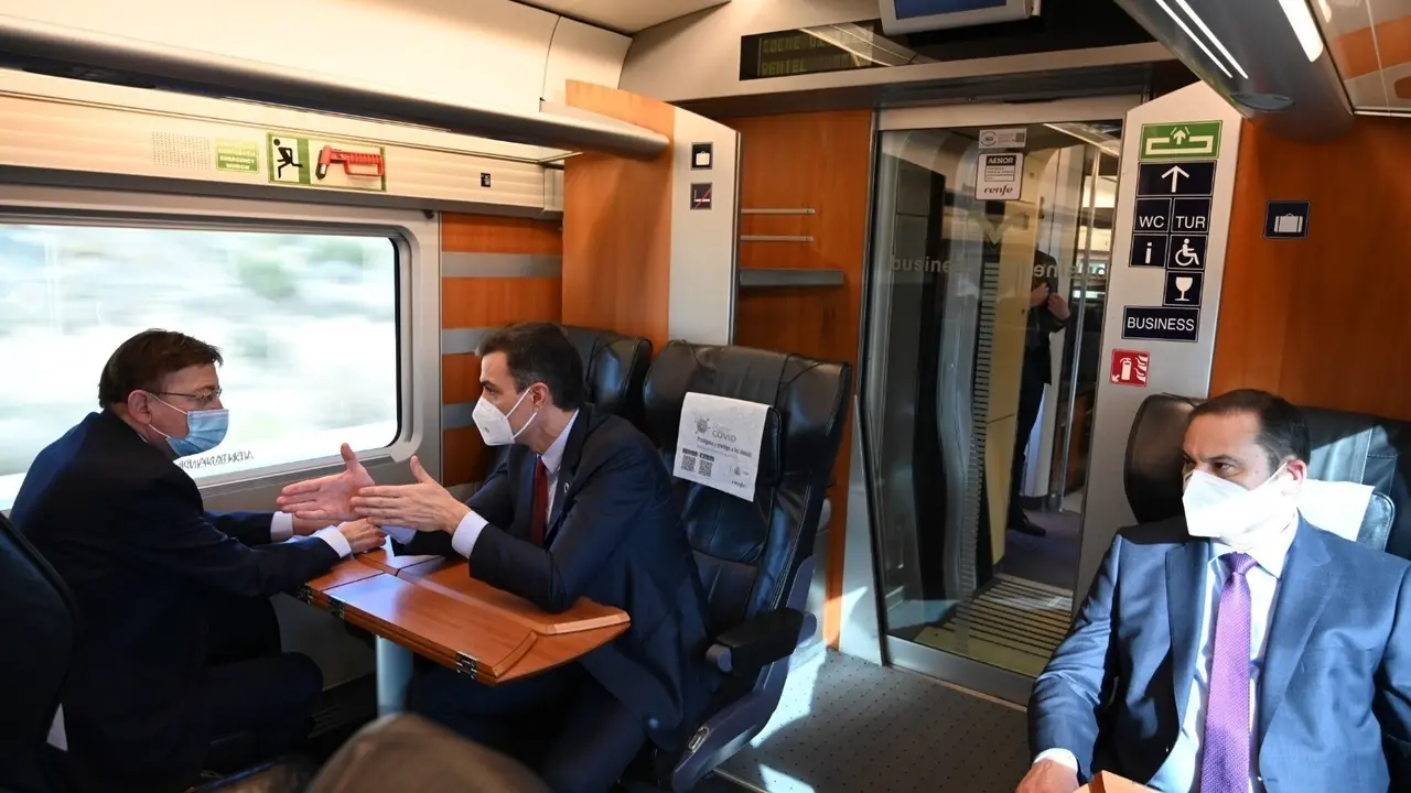 Ximo Puig y Pedro S&aacute;nchez en el AVE