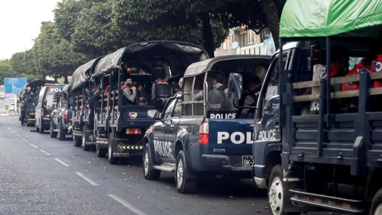 Veh&iacute;culos con agentes de polic&iacute;a aparcan en la calle Sule Pagoda en Yangon, Myanmar, el 1 de febrero de 2021. El ej&eacute;rcito dijo que los miembros de alto rango de la Liga Nacional para la Democracia (LND), incluida la l&iacute;der Suu Kyi, est&aacute;n siendo detenidos por los militares. La toma del poder por parte del ej&eacute;rcito en un golpe militar el 1 de febrero se produce horas antes de la primera sesi&oacute;n del parlamento desde las elecciones del 8 de noviembre que dieron la mayor&iacute;a al partido NLD de Suu Kyi. (Elecciones, Golpe de Estado, Birmania) EFE/EPA/LYNN BO BO