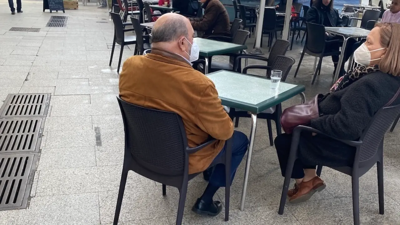Vista de gente en una terraza del centro de Santander. / HARDY
