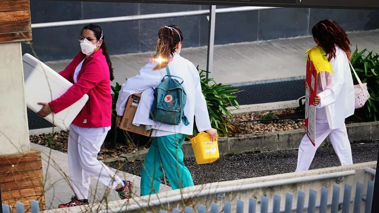 Los sanitarios llevan las vacunas a  la residencia Virgen del Faro en Santander. / HARDY