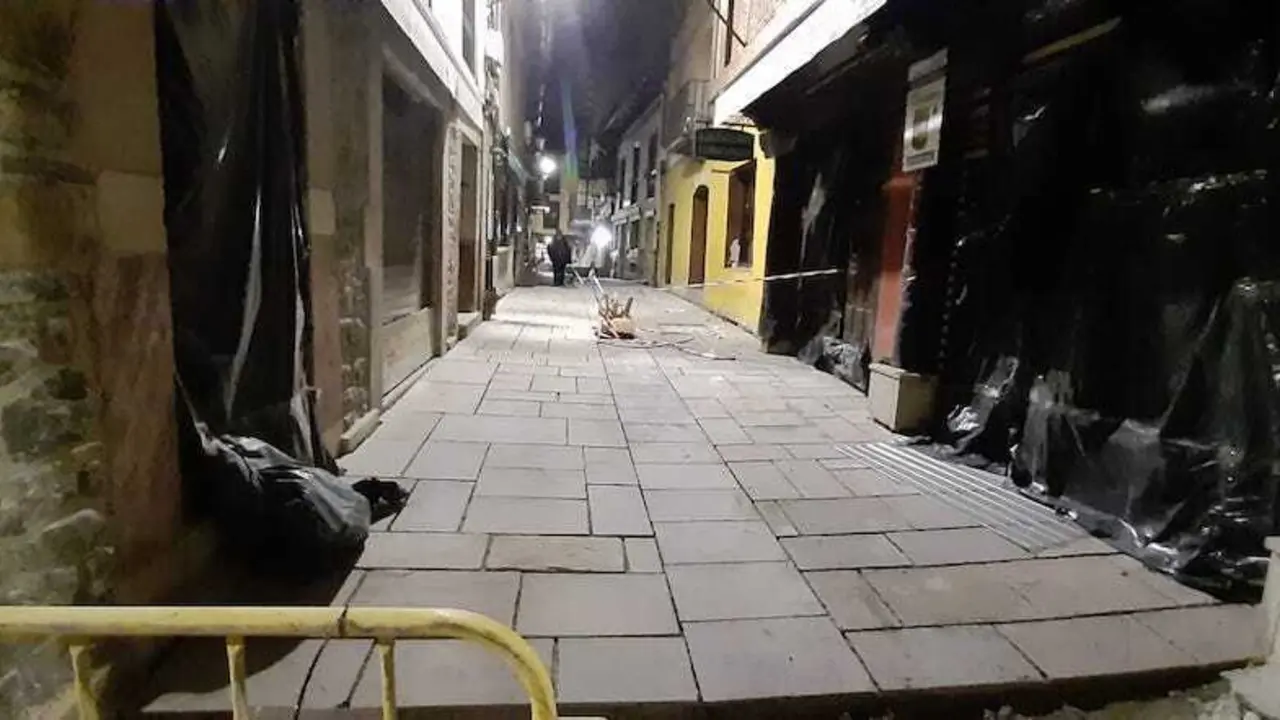 Vista de la calle c&aacute;ntabra en Potes con la obra casi finalizada y sin el empedrado que ten&iacute;a antes. / J. Velarde