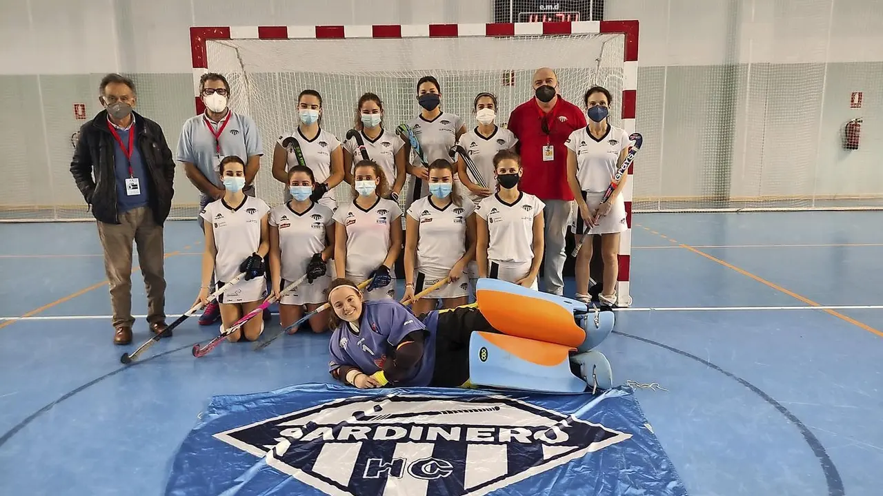 Jugadoras, t&eacute;cnicos y presidente posan en el pabell&oacute;n de la Universidad de Sevilla. / ALERTA