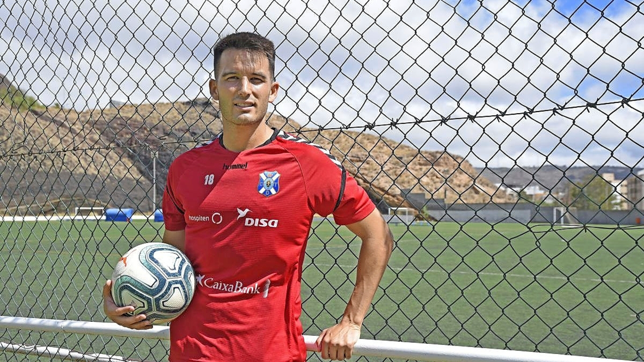 Isma L&oacute;pez durante su &uacute;ltima aventura en el f&uacute;tbol espa&ntilde;ol, que fue en el seno del Tenerife. / el d&iacute;a