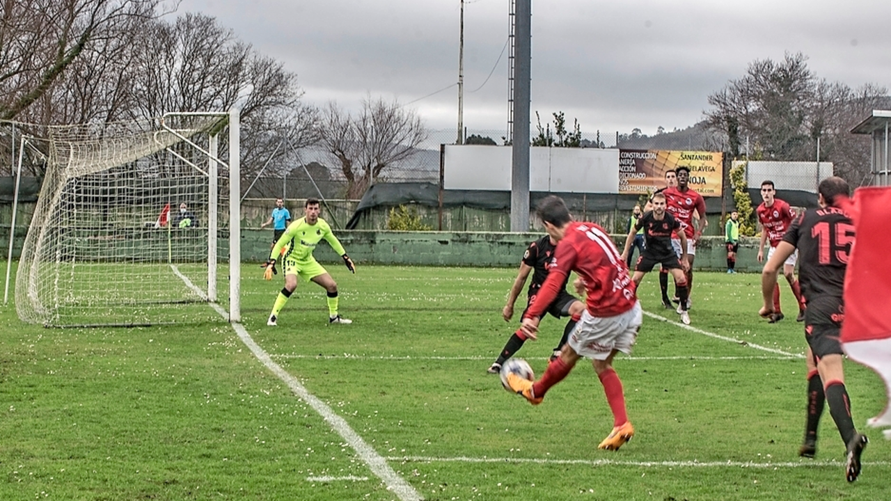 Un jugador del Laredo centra al interior del &aacute;rea durante el encuentro contra la Real Sociedad B. / Reguera