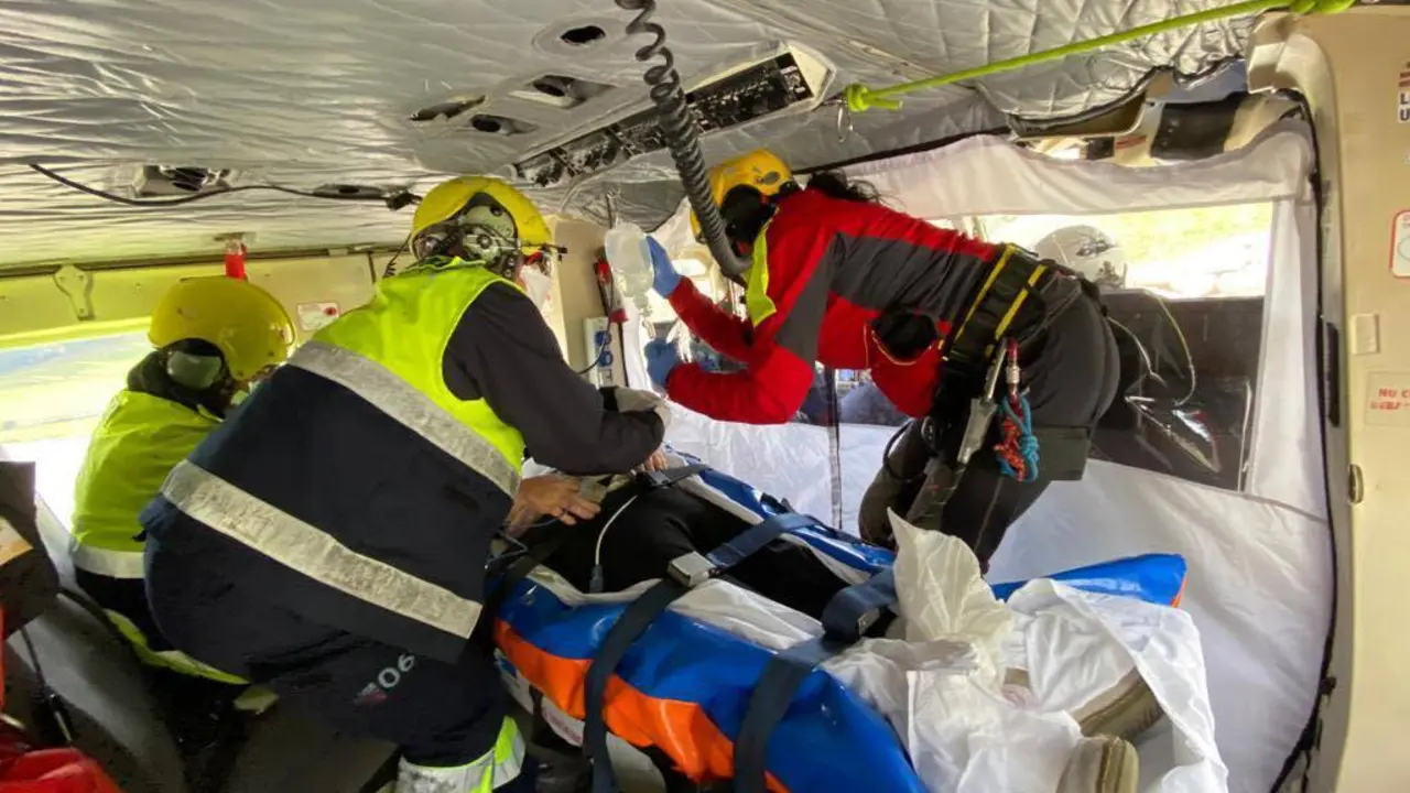 El helic&oacute;ptero del Gobierno de Cantabria ha trasladado de urgencia al Hospital de Valdecilla a una vecina de Tama. / 112