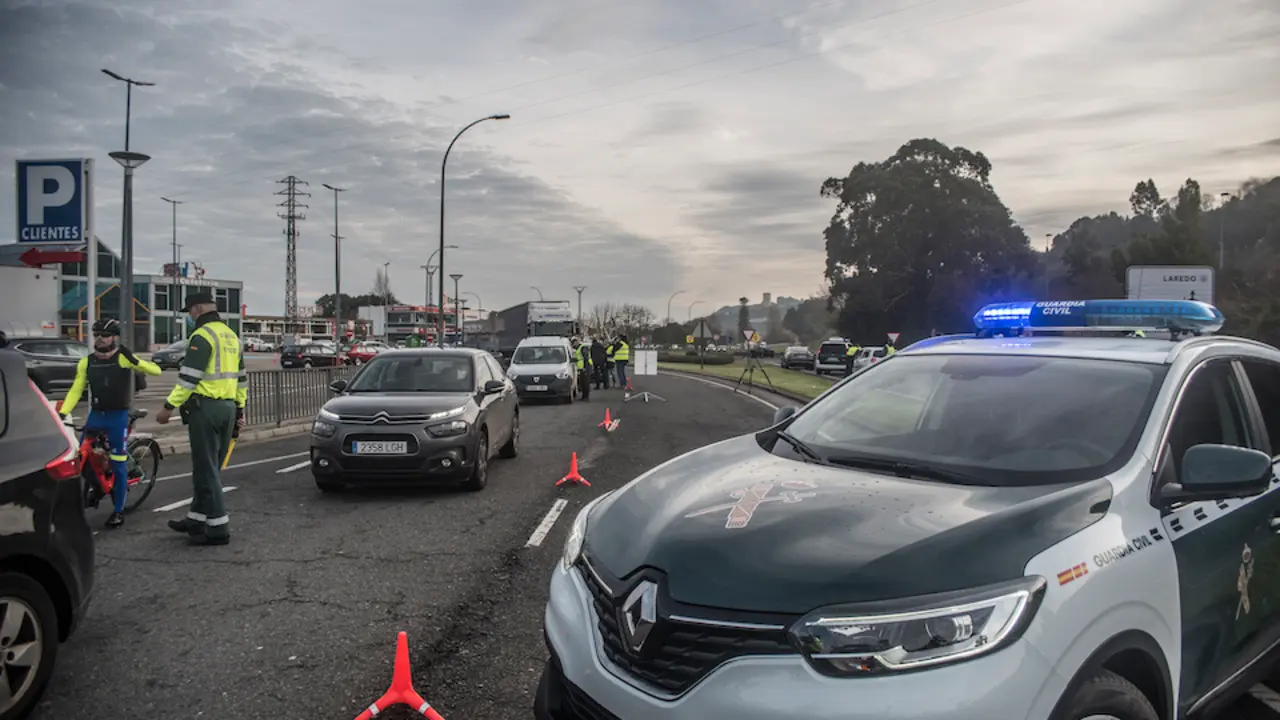 Control de la Guardia Civil a la salida de Laredo, municipio que en estos momentos se encuentra con restricciones. / TONO REGUERA