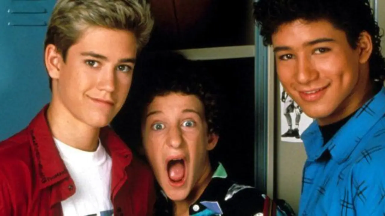 En el medio Dustin Diamond, en la serie Salvados por la campana.